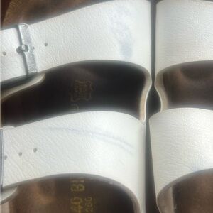 White Birkenstock Arizona Slide Sandal in White.  Sz: 40 (women’s 9-9.5/ men 7)